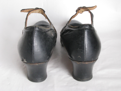 1920s 30s vintage ladies shoes size 9 or 10, black leather with strap