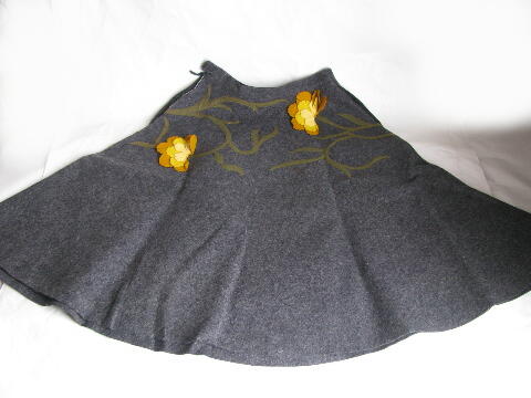 1950s vintage wool felt circle skirt, collegiate schoolgirl style, grey w/ yellow flowers