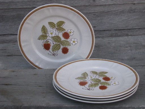 4 vintage Japan stoneware dinner plates, Hearthside Berries N Cream