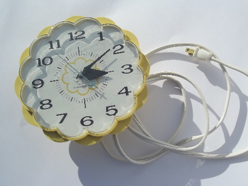 70s vintage GE electric kitchen wall clock, retro yellow daisy flower