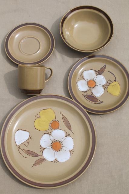 70s vintage heavy stoneware pottery dinnerware set w/ mod flowers, Hearthside Japan dogwood