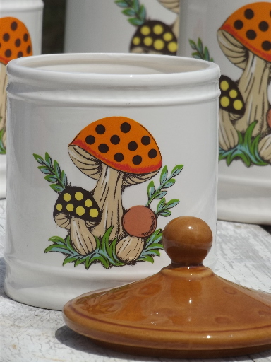 80s vintage Merry Mushroom Sears kitchen canisters set, retro mushrooms!