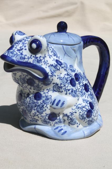 Chinese blue & white china teapot, frog & lily pad chinoiserie tea pot