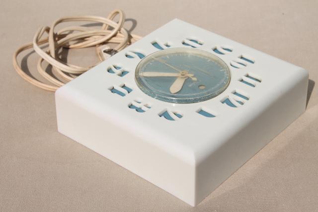 MCM vintage Telechron electric kitchen wall clock, deco numbers in retro blue & white
