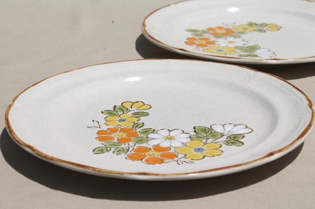 Spring Garden Hearthside Japan stoneware dinner plates, 70s vintage pottery w/ mod flowers