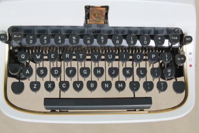Underwood Universal Quiet Tab typewriter, mod vintage white portable typewriter w/ case 