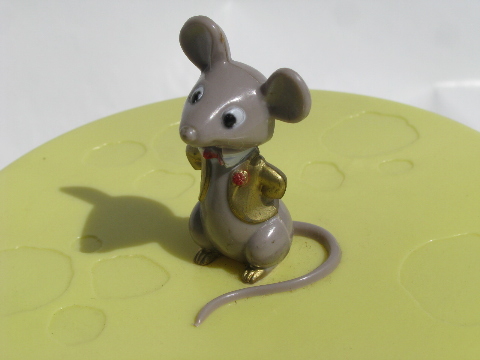 Cute 60s vintage cheese cover, plate & dome w/ plastic mouse!