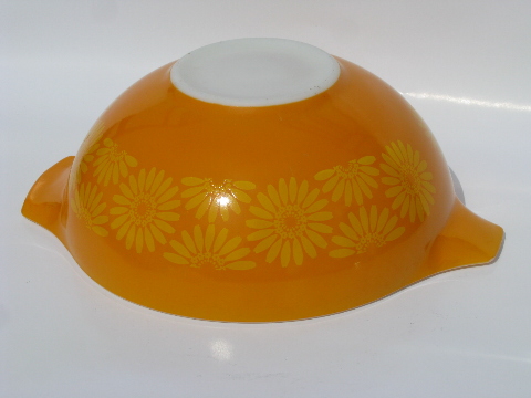 Daisy pattern retro vintage orange / yellow Pyrex glass bowl, 4 qt