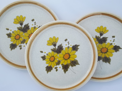 Mikasa Melissa vintage stoneware dinner plates, retro yellow daisy print