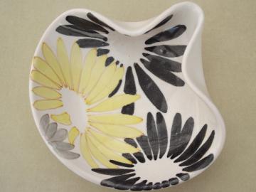 Mod 1950s vintage Italian pottery bowl, black, yellow, grey daisies