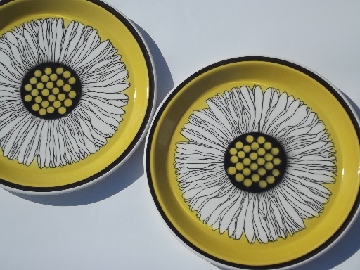 Mod lemon yellow daisy dinner plates, 60s 70s vintage Stanley Roberts - Japan