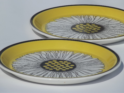 Mod lemon yellow daisy dinner plates, 60s 70s vintage Stanley Roberts - Japan