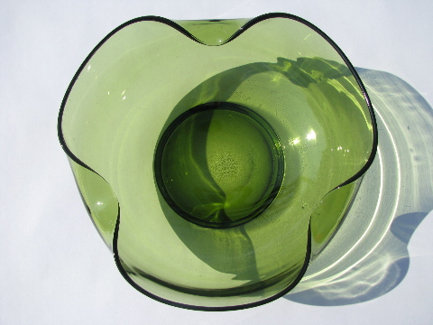 Mod pinched shape green glass serving bowls, 60s vintage, retro green color