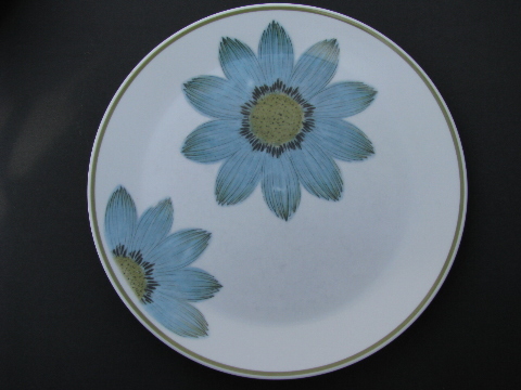 Noritake up-sa daisy china dinner plates, mod flowers