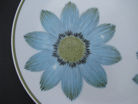Noritake up-sa daisy china dinner plates, mod flowers