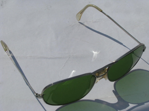 Pair of vintage men's aviator sunglasses/sun glasses w/green lenses - Japan