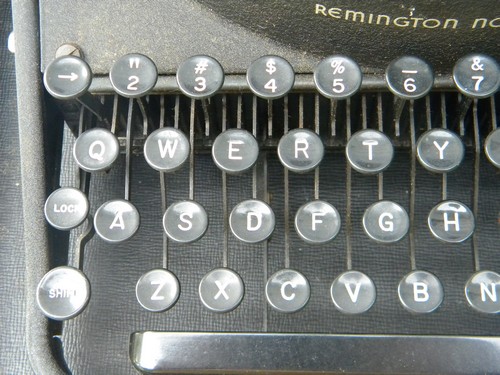 Remington Rand Noiseless manual typewriter w/bakelite keys 1940s vintage