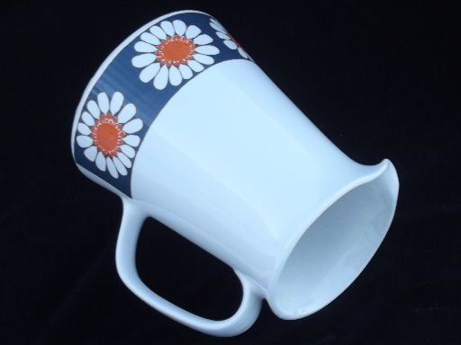 Retro Daisy ceramic pitcher Turi design Norway, Lotte Figgjo / Flint