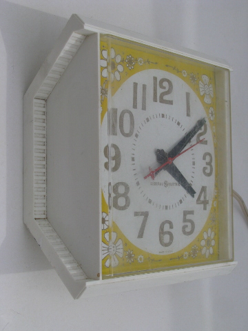 Retro daisy print vintage electric kitchen wall clock, yellow/white daisies