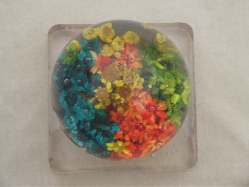 Retro lucite paperweight w/ dried flowers floral, vintage 1969