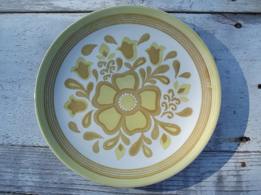 Retro mod 60s Royal Cavalier platter & plates, big gold daisy flower