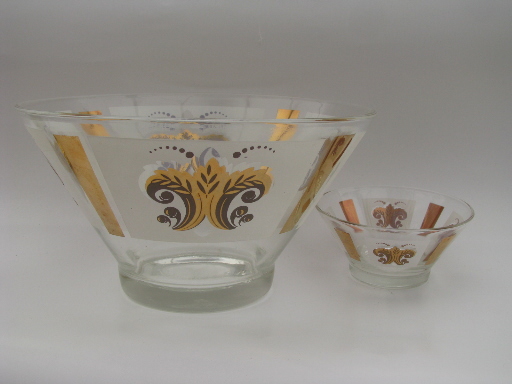 Retro vintage 60s glass chip and dip set, french fleur de lis print bowls