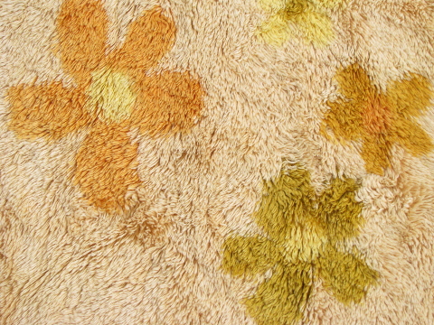 Retro vintage shag pile throw rug, 60s flower power daisies on gold