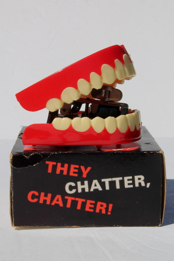 Vintage 1970 chattering teeth, wind up key plastic novelty toy retro dentures!