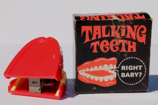 Vintage 1970 chattering teeth, wind up key plastic novelty toy retro dentures!