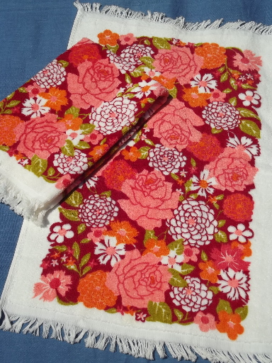 Vintage 60s 70s mod flowers bath towels, coral pink and retro daisy print!