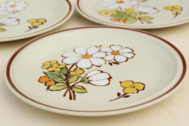 vintage Hearthside stoneware salad plates, retro Summertime daisy flowers pattern