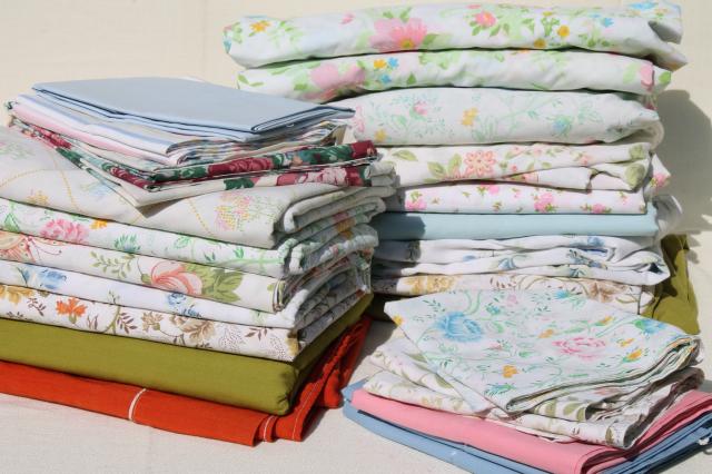 vintage bedding lot, retro print bed sheets & pillowcases, cotton blend fabric w/ mod flowers 