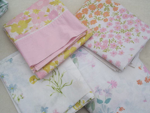 Vintage sheets for bed linens or sewing, retro floral prints & fabric patterns