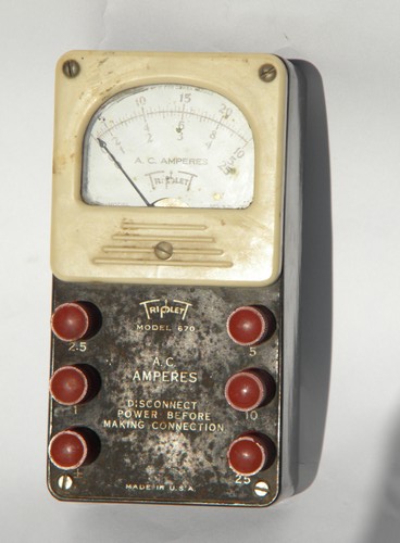 Vintage Triplet model 670 AC ammeter with bakelite case