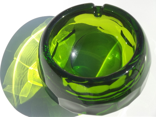 Vintage Viking Georgian glass ashtray w/ mod round ball shape in green