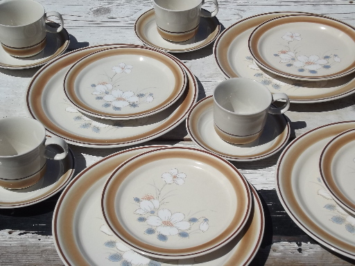 Watercolors stoneware dishes set for 4 retro Hearthside Japan dinnerware