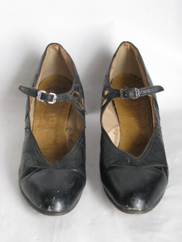 1920s 30s vintage ladies shoes size 9 or 10, black leather with strap