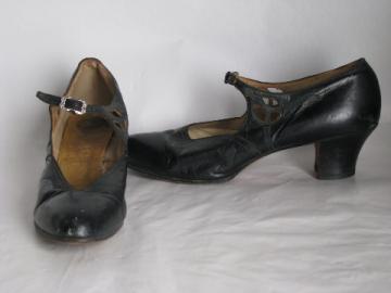 1920s 30s vintage ladies shoes size 9 or 10, black leather with strap