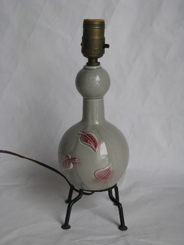 1950s vintage mid-century modern pink & grey pottery table lamp w/ wire legs