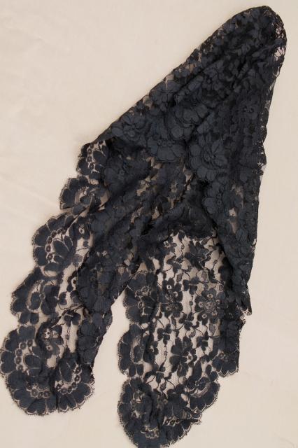 60s vintage chantilly lace veil shawl / head scarf, diamond shape black lace mantilla