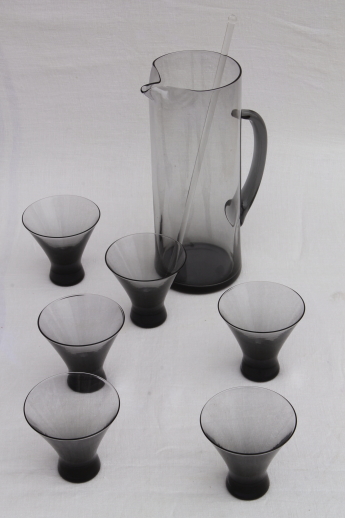 https://1stopretroshop.com/item-photos/60s-vintage-morgantown-normandie-blue-grey-smoke-glass-cocktail-glasses-pitcher-1stopretroshop-z31068-1.jpg