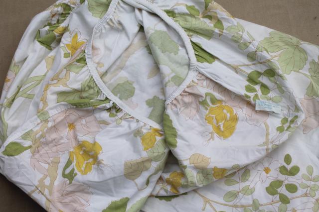 70s 80s vintage flowered print bed sheets & pillowcases, retro bedding lot
