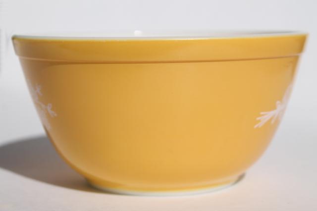 70s vintage Pyrex butterfly gold 402 yellow w/ white 1.5 L mixing bowl