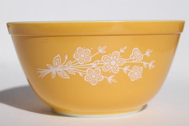70s vintage Pyrex butterfly gold 402 yellow w/ white 1.5 L mixing bowl