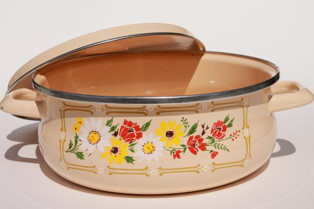 70s vintage enamel casserole, 4 qt pot w/ lid, retro floral daisy flowers print