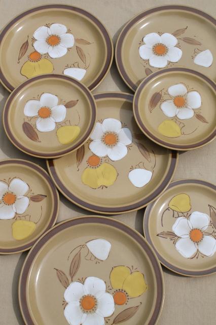 70s vintage heavy stoneware pottery dishes, plates w/ mod flowers, Hearthside Japan dogwood