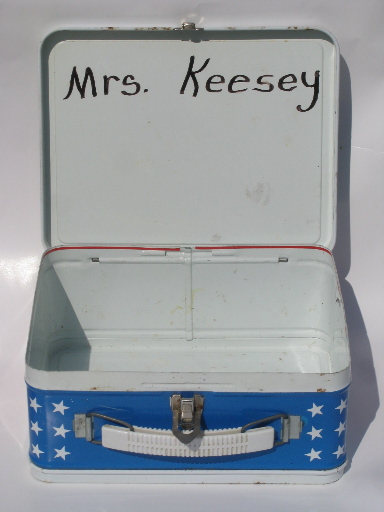 https://1stopretroshop.com/item-photos/70s-vintage-ohio-art-metal-lunch-box-retro-american-us-flag-lunchbox-1stopretroshop-k321114-3.jpg