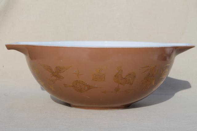 Early American Heritage vintage Pyrex 444 large Cinderella mixing bowl