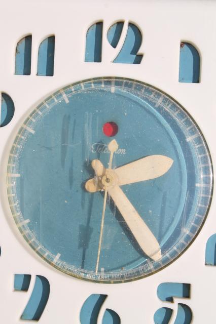 MCM vintage Telechron electric kitchen wall clock, deco numbers in retro blue & white