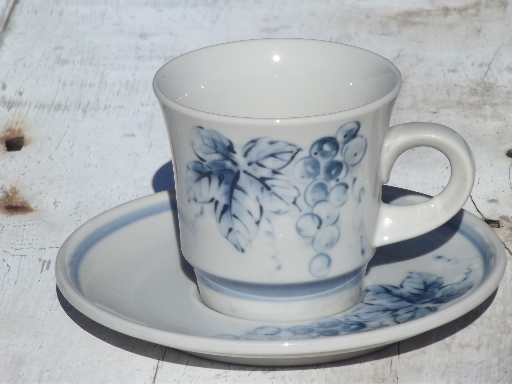 Blue and white stoneware vintage Noritake Sonoma grapes, 10 cups and saucers